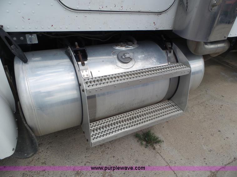 image for item L6846 2002 Peterbilt 378 semi truck