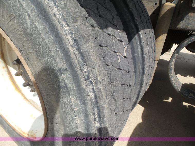 image for item L6846 2002 Peterbilt 378 semi truck