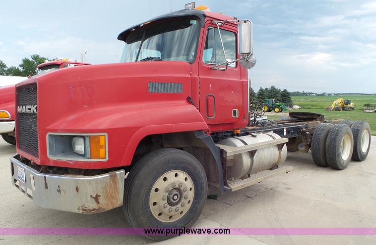 image for item L6847 1993 Mack CH613 semi truck