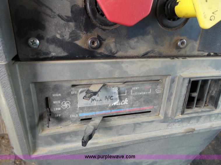 image for item L6847 1993 Mack CH613 semi truck