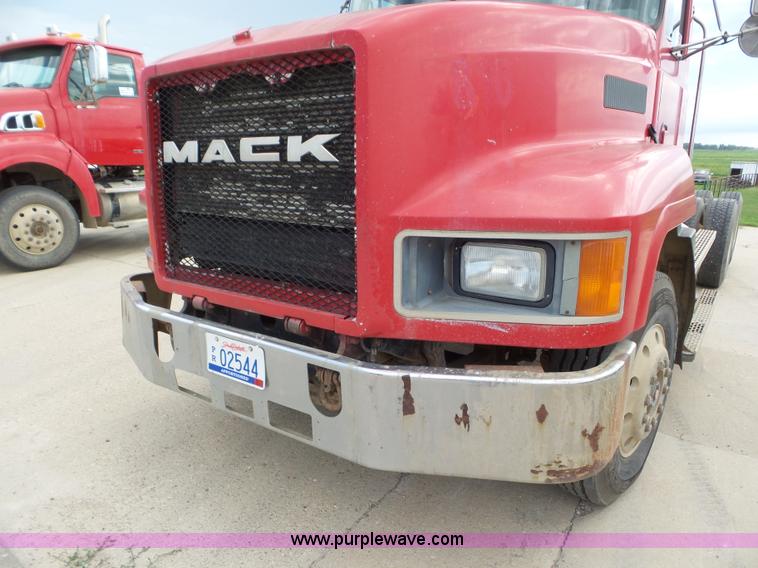 image for item L6847 1993 Mack CH613 semi truck