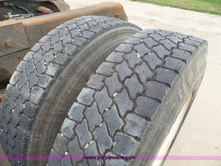 image for item L6847 1993 Mack CH613 semi truck