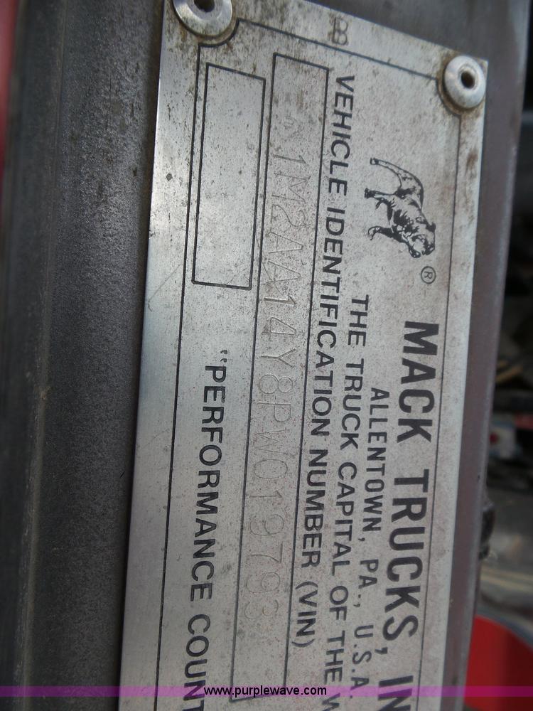 image for item L6847 1993 Mack CH613 semi truck