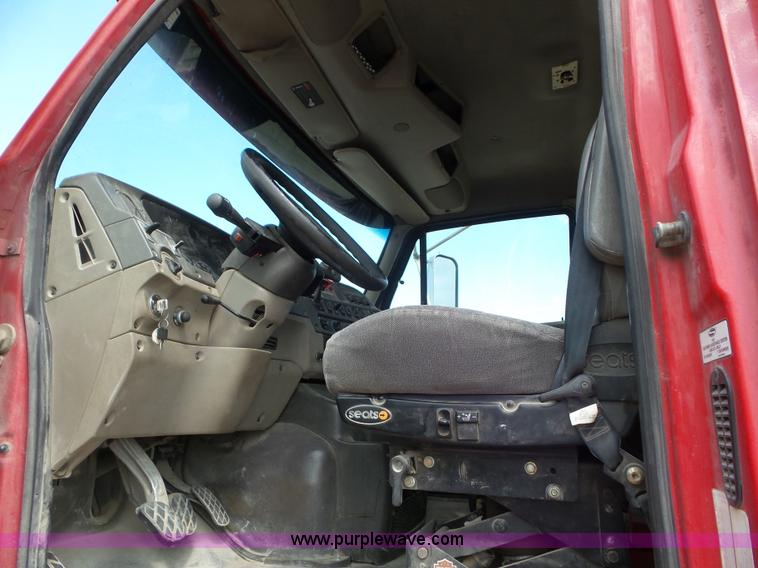 image for item L6848 2007 Sterling L9500 semi truck