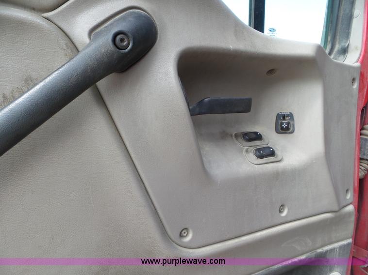 image for item L6848 2007 Sterling L9500 semi truck