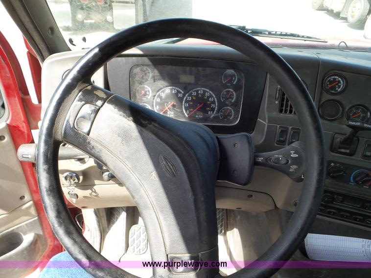 image for item L6848 2007 Sterling L9500 semi truck