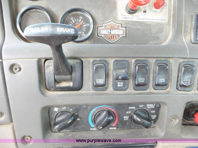 image for item L6848 2007 Sterling L9500 semi truck