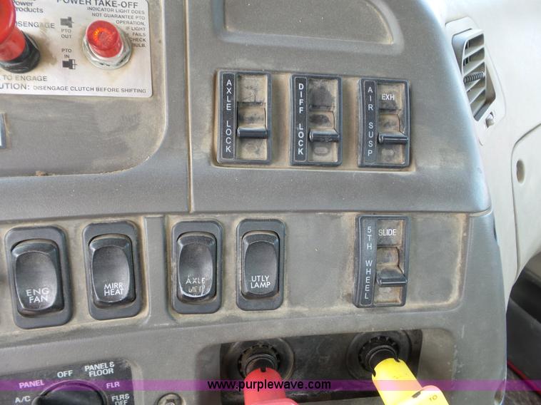 image for item L6848 2007 Sterling L9500 semi truck