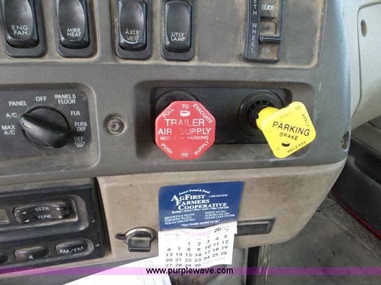 image for item L6848 2007 Sterling L9500 semi truck