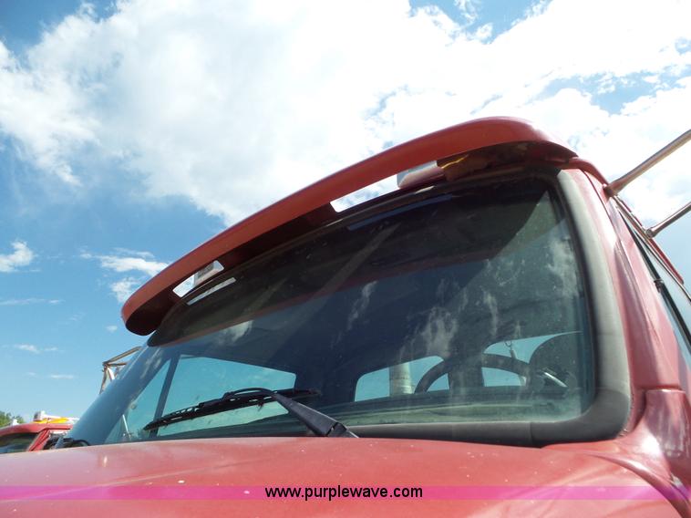 image for item L6848 2007 Sterling L9500 semi truck