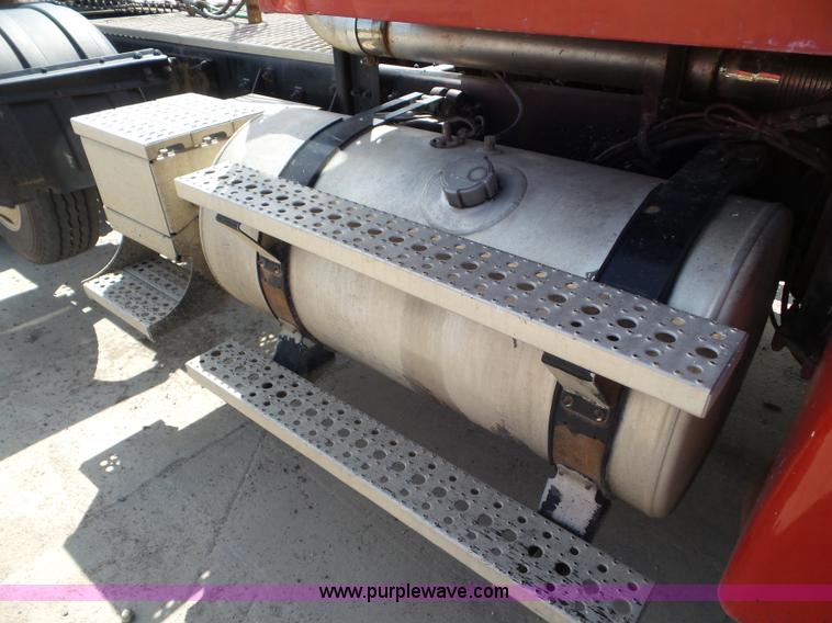 image for item L6848 2007 Sterling L9500 semi truck