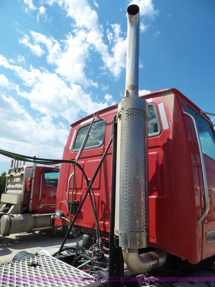 image for item L6848 2007 Sterling L9500 semi truck