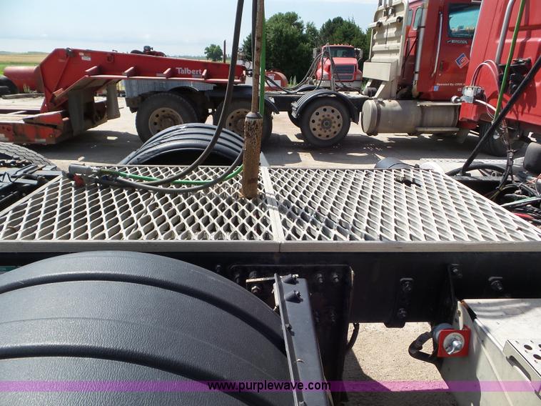 image for item L6848 2007 Sterling L9500 semi truck