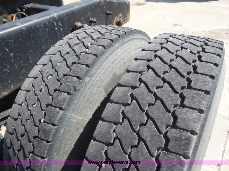 image for item L6848 2007 Sterling L9500 semi truck