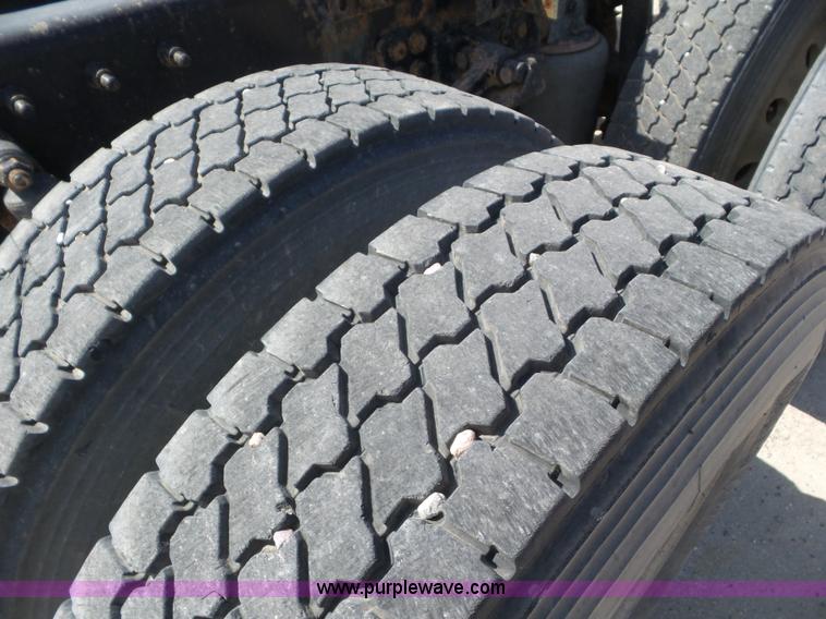 image for item L6848 2007 Sterling L9500 semi truck