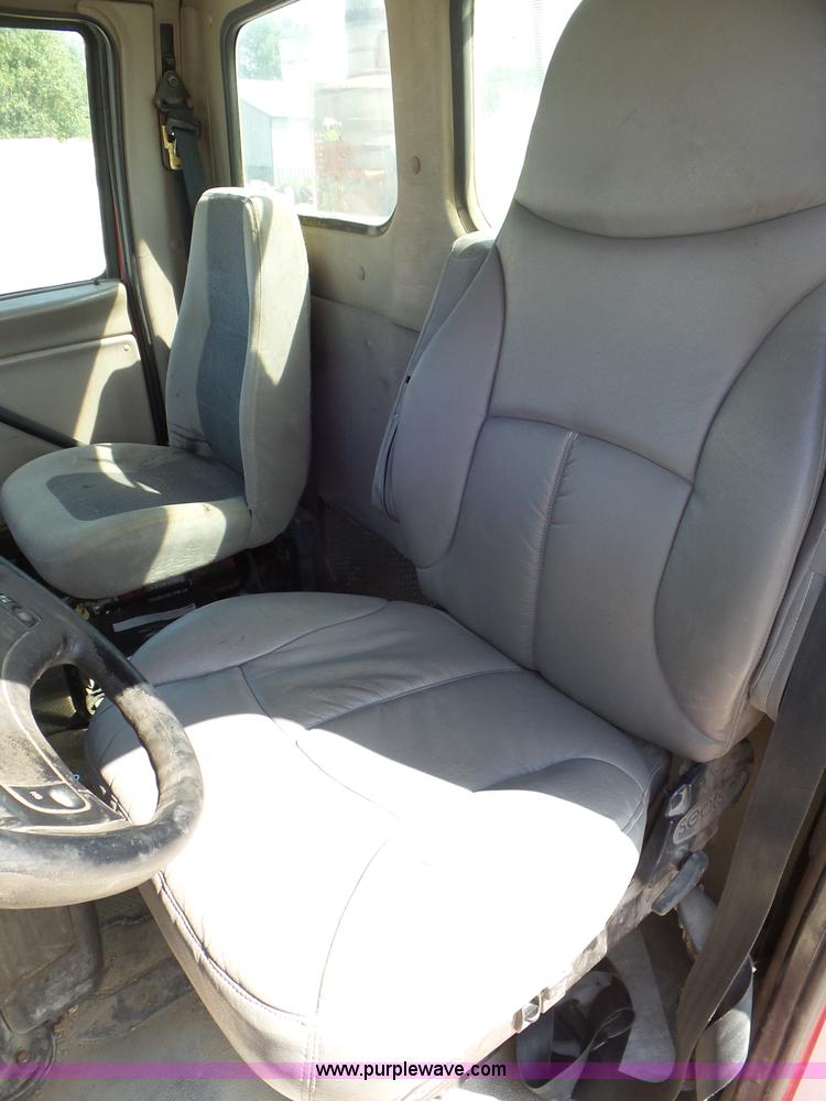 image for item L6849 2007 Sterling L9500 semi truck