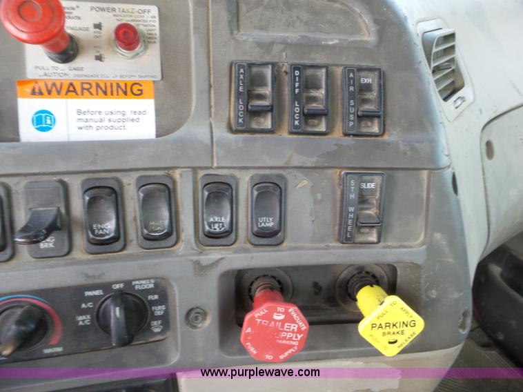 image for item L6849 2007 Sterling L9500 semi truck