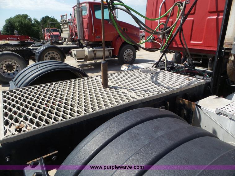 image for item L6849 2007 Sterling L9500 semi truck