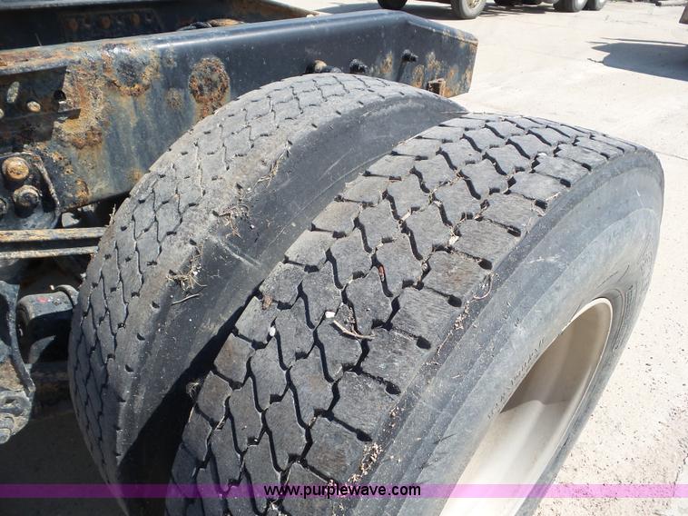 image for item L6849 2007 Sterling L9500 semi truck