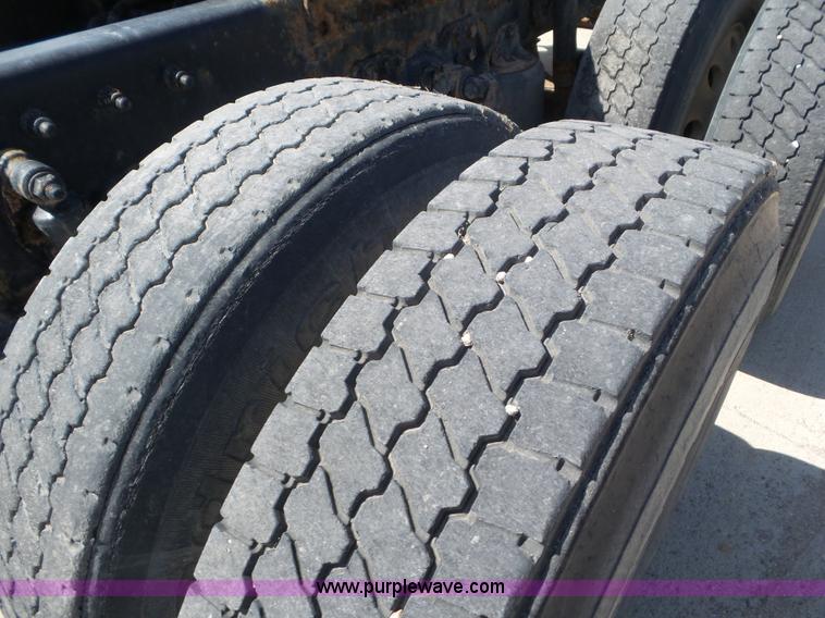 image for item L6849 2007 Sterling L9500 semi truck