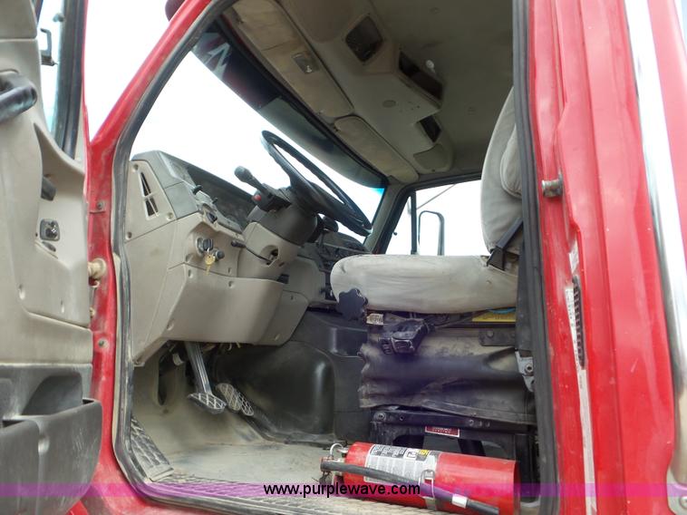 image for item L6850 2007 Sterling L9500 semi truck