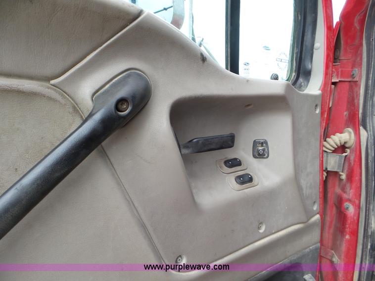 image for item L6850 2007 Sterling L9500 semi truck