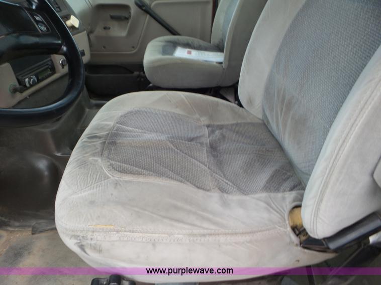 image for item L6850 2007 Sterling L9500 semi truck