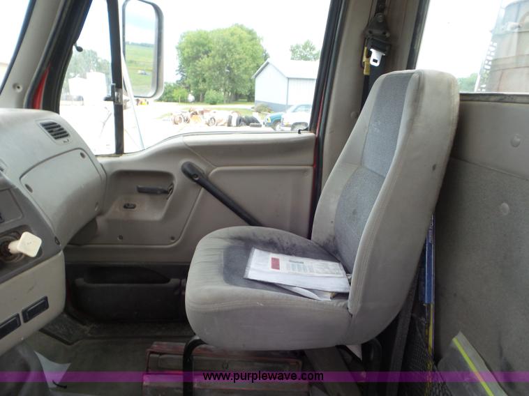 image for item L6850 2007 Sterling L9500 semi truck