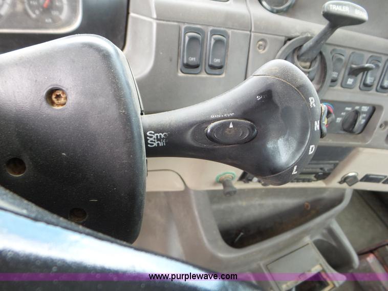 image for item L6850 2007 Sterling L9500 semi truck