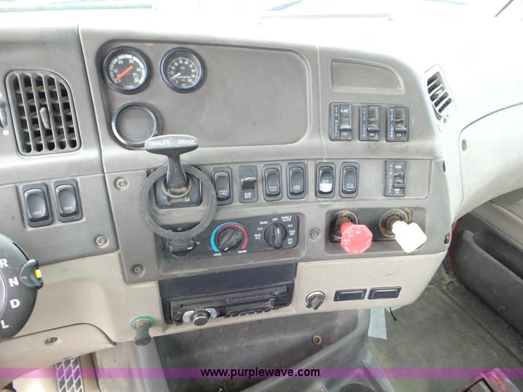 image for item L6850 2007 Sterling L9500 semi truck