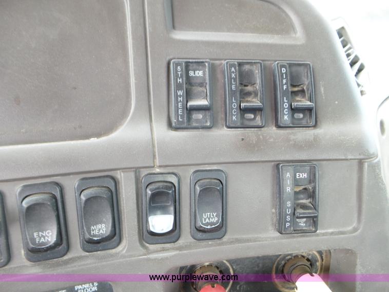 image for item L6850 2007 Sterling L9500 semi truck