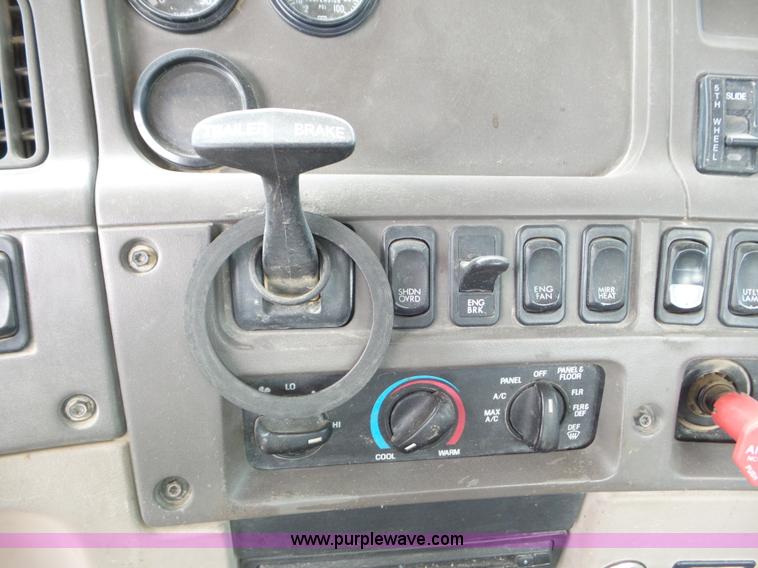 image for item L6850 2007 Sterling L9500 semi truck