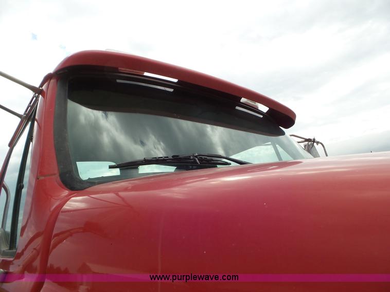 image for item L6850 2007 Sterling L9500 semi truck