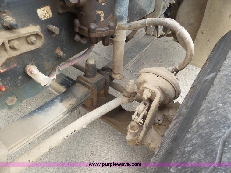 image for item L6850 2007 Sterling L9500 semi truck