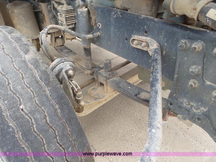 image for item L6850 2007 Sterling L9500 semi truck