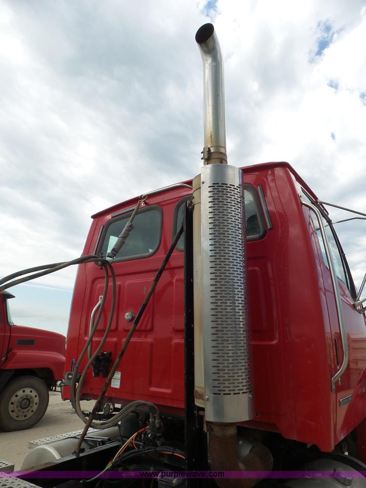 image for item L6850 2007 Sterling L9500 semi truck