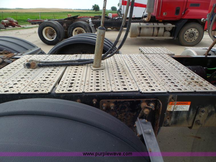 image for item L6850 2007 Sterling L9500 semi truck