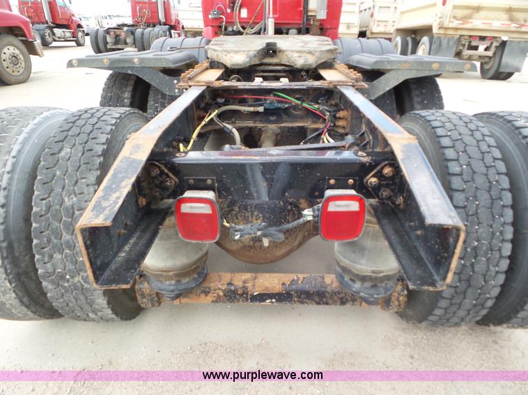 image for item L6850 2007 Sterling L9500 semi truck