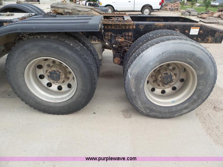 image for item L6850 2007 Sterling L9500 semi truck