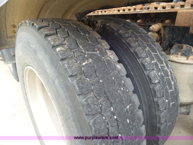 image for item L6850 2007 Sterling L9500 semi truck