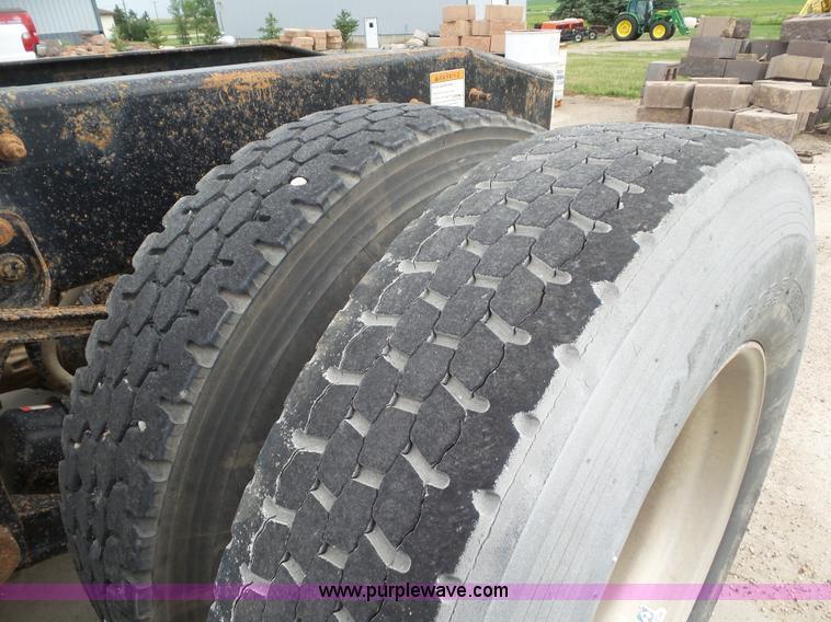 image for item L6850 2007 Sterling L9500 semi truck