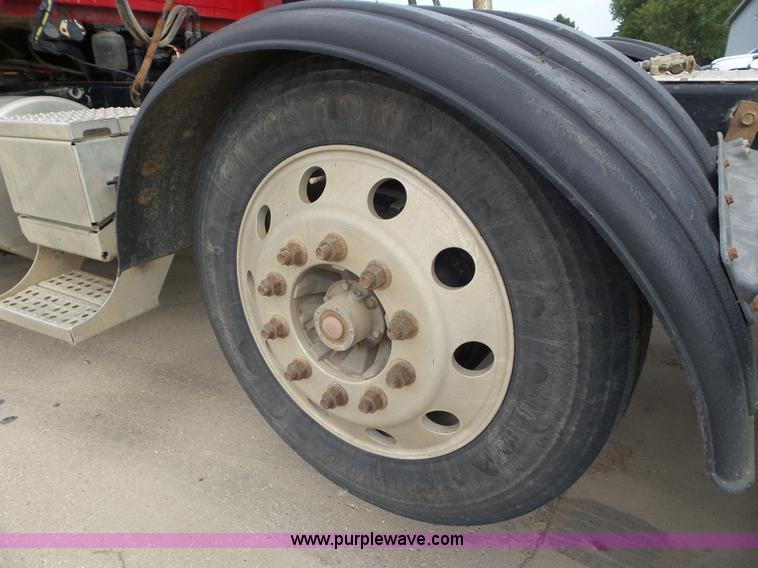 image for item L6850 2007 Sterling L9500 semi truck