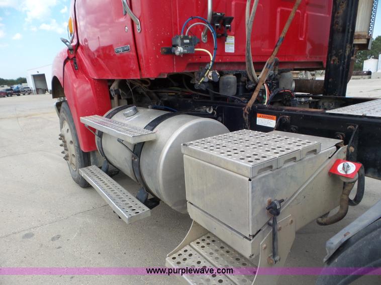 image for item L6850 2007 Sterling L9500 semi truck