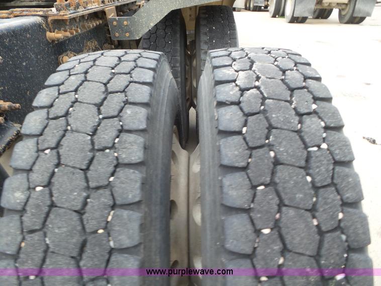 image for item L6850 2007 Sterling L9500 semi truck