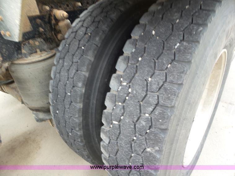 image for item L6850 2007 Sterling L9500 semi truck