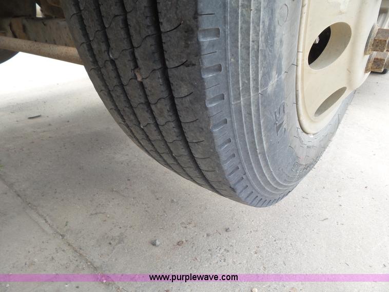 image for item L6850 2007 Sterling L9500 semi truck