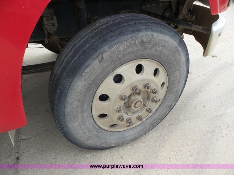 image for item L6850 2007 Sterling L9500 semi truck