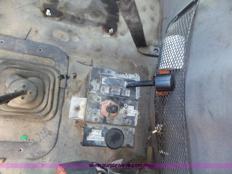 image for item L6851 1998 Ford AT9513 Aeromax 113 dump truck