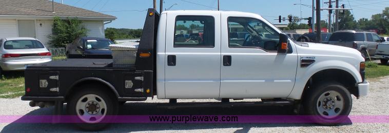 image for item L7112 2008 Ford F350 Super Duty Crew Cab flatbed pickup truck