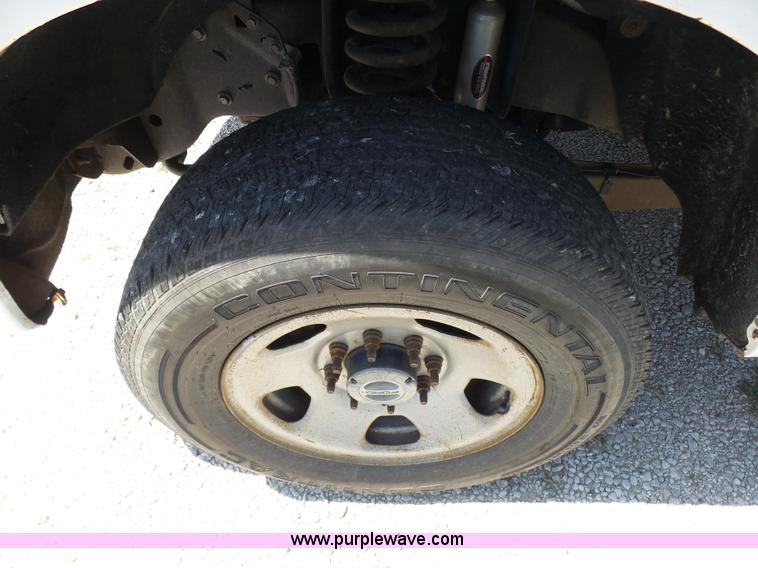 image for item L7112 2008 Ford F350 Super Duty Crew Cab flatbed pickup truck